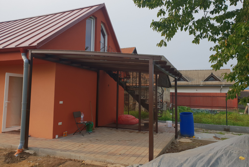 PRÍSTREŠKY, STRIEŠKY