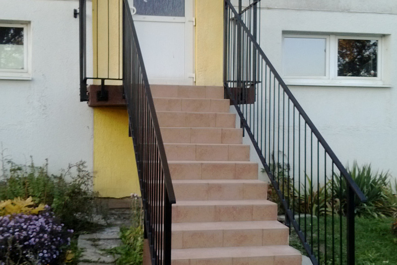 PRÍSTREŠKY, STRIEŠKY