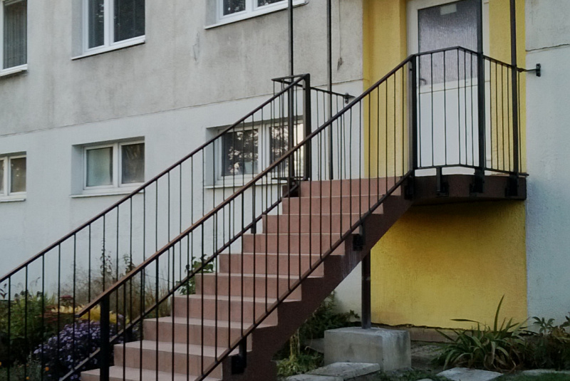 PRÍSTREŠKY, STRIEŠKY