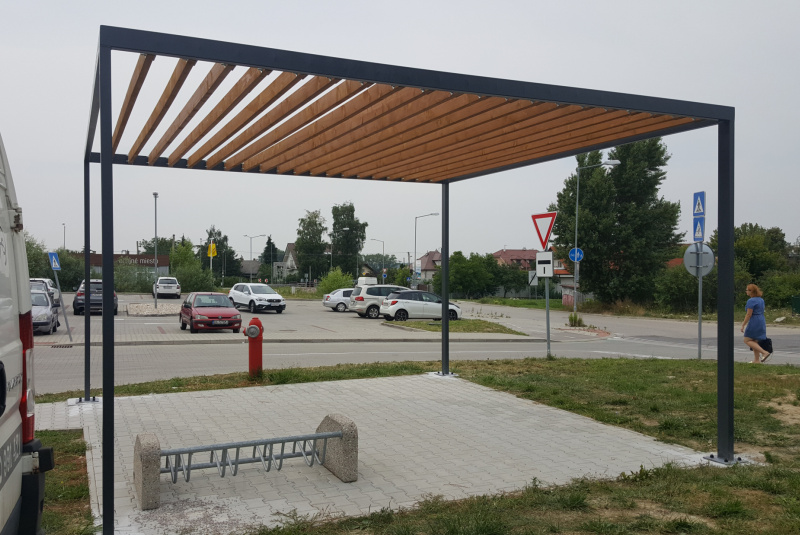 PRÍSTREŠKY, STRIEŠKY